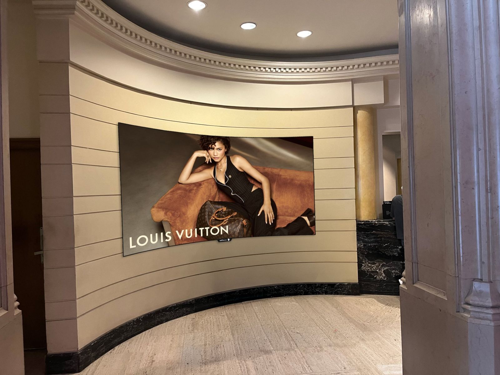 Écran Adfaces au Fairmont Château Laurier — campagne Louis Vuitton