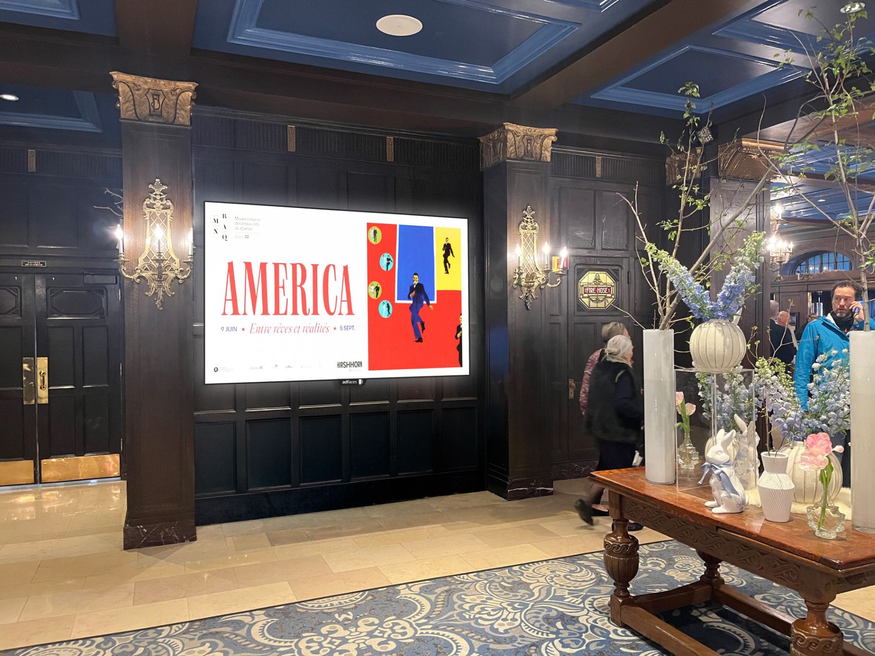 Écran d'affichage Adfaces au Fairmont Le Château Frontenac — campagne Exposition America — MNBAQ