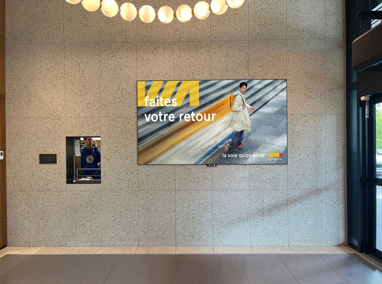 Écran d'affichage Adfaces au Hilton — campagne Via Rail Canada