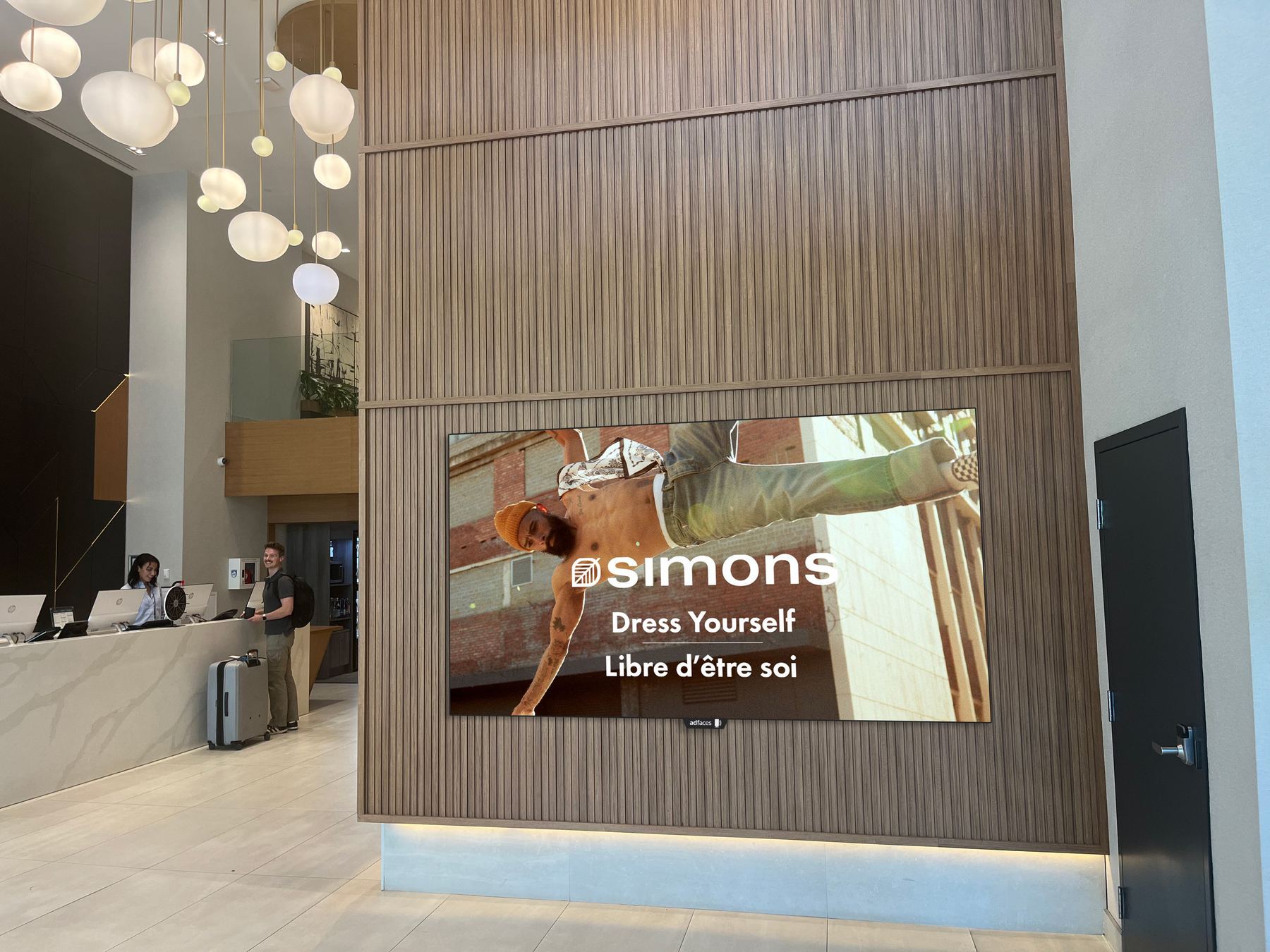 Écran d'affichage Adfaces au Hyatt — campagne Simons