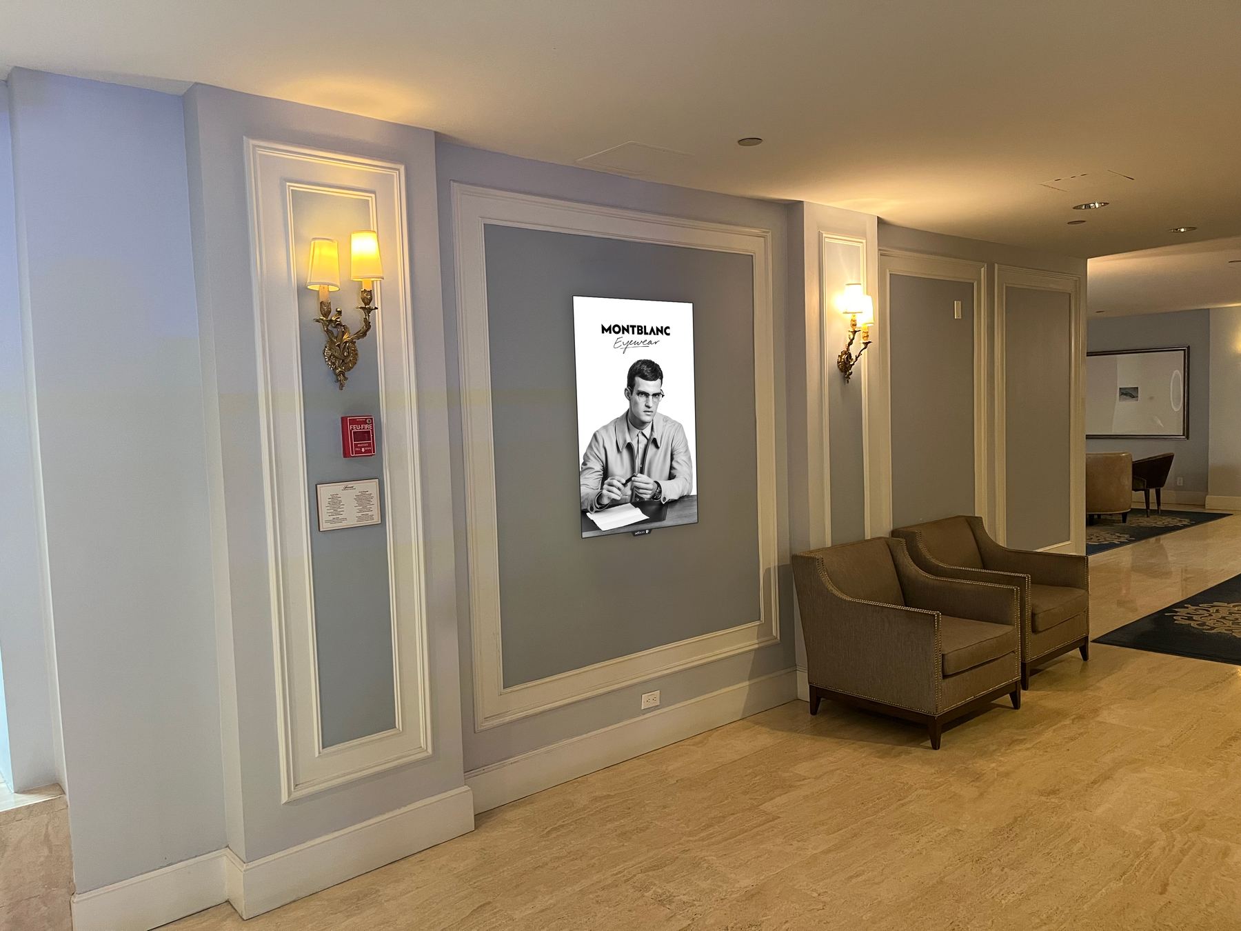Écran d'affichage Adfaces au Fairmont Château Laurier — campagne Montblanc Eyewear