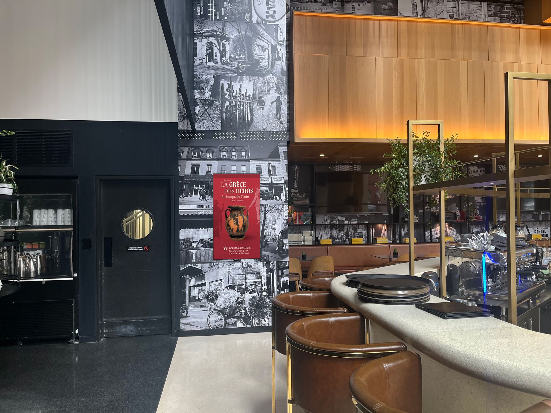 Écran d'affichage Adfaces au Hôtel Monville — campagne Pointe-à-Callière — La Grèce des héros