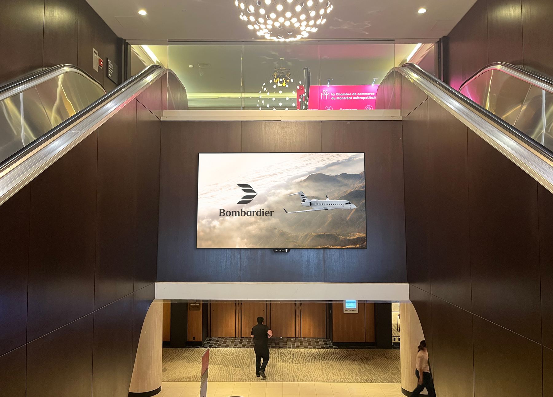 Écran d'affichage Adfaces au Fairmont Queen Elizabeth — campagne Bombardier
