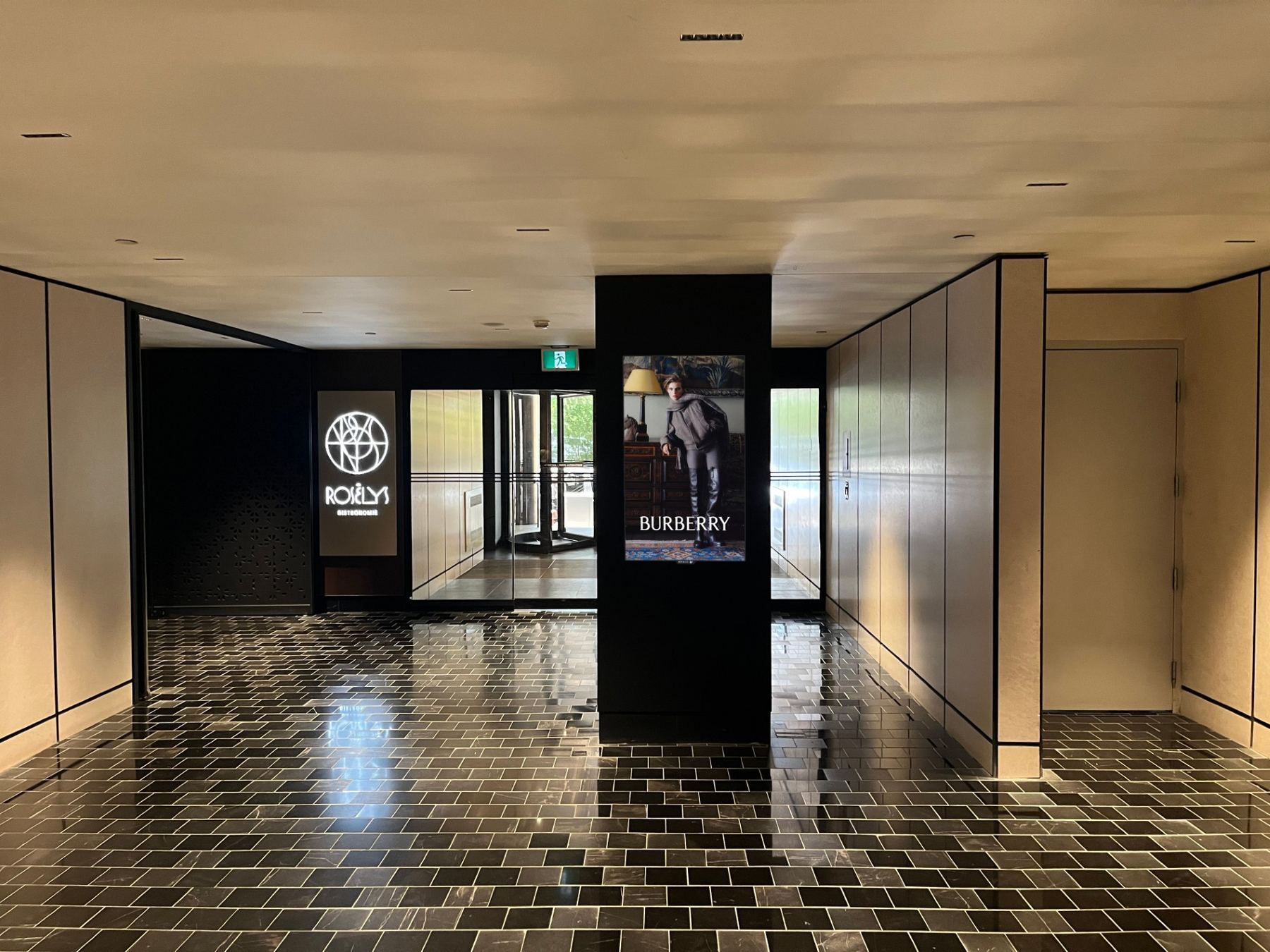 Écran d'affichage Adfaces au Fairmont Queen Elizabeth — campagne Burberry