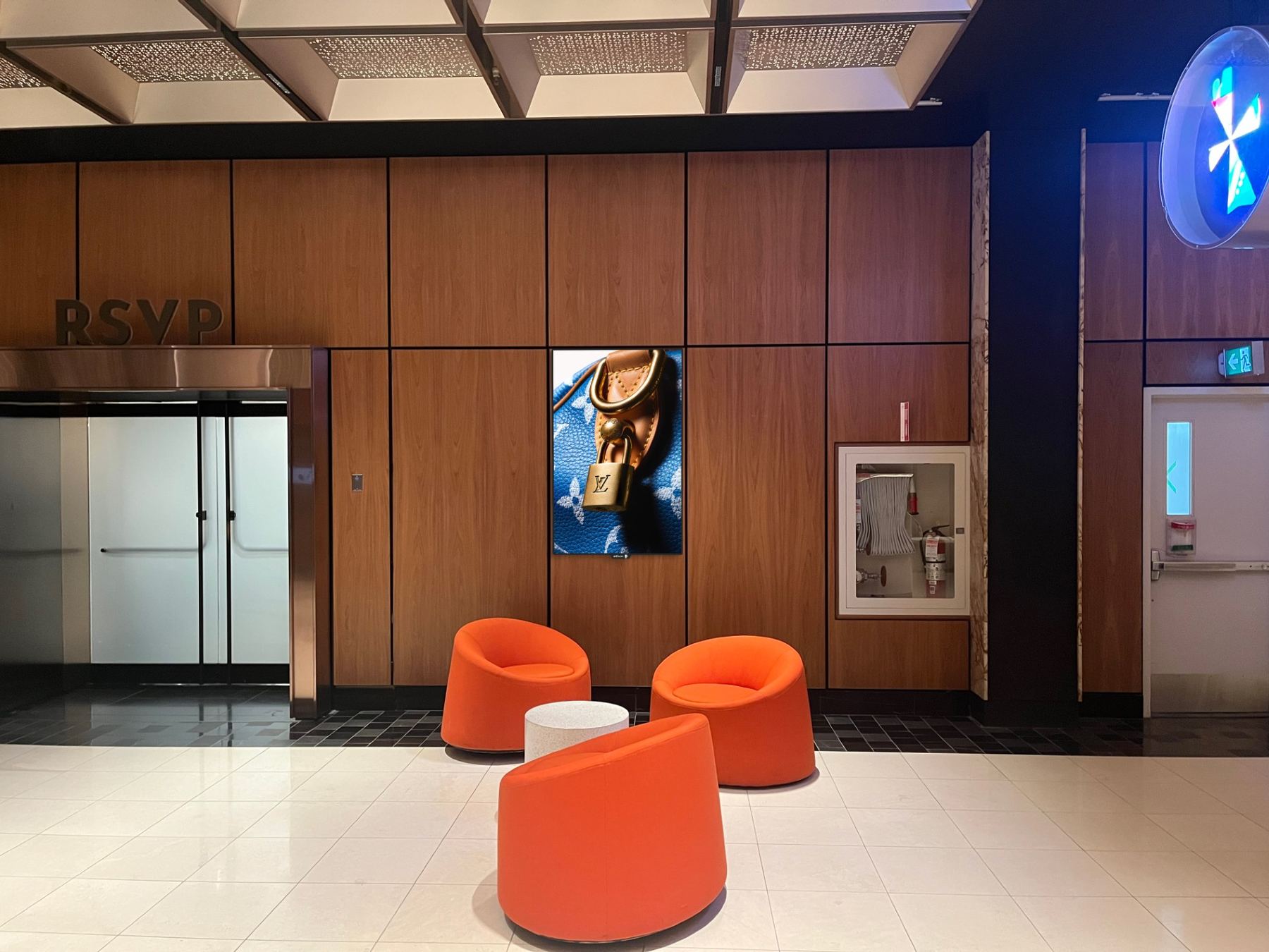 Écran d'affichage Adfaces au Fairmont Queen Elizabeth — campagne Louis Vuitton