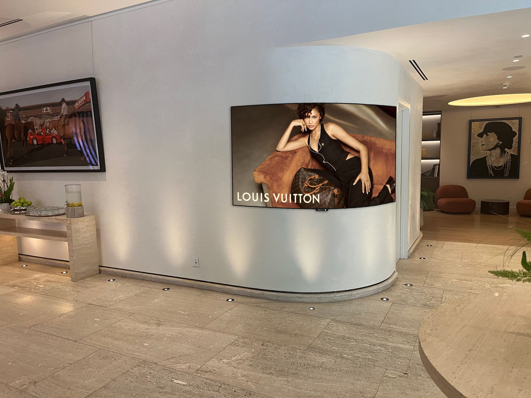 Écran d'affichage Adfaces au Hôtel Vogue — campagne Louis Vuitton