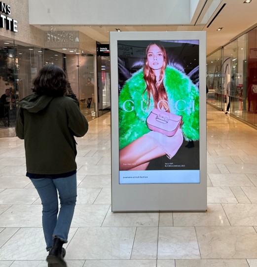 Totem publicitaire Adfaces en centre commercial — campagne Gucci